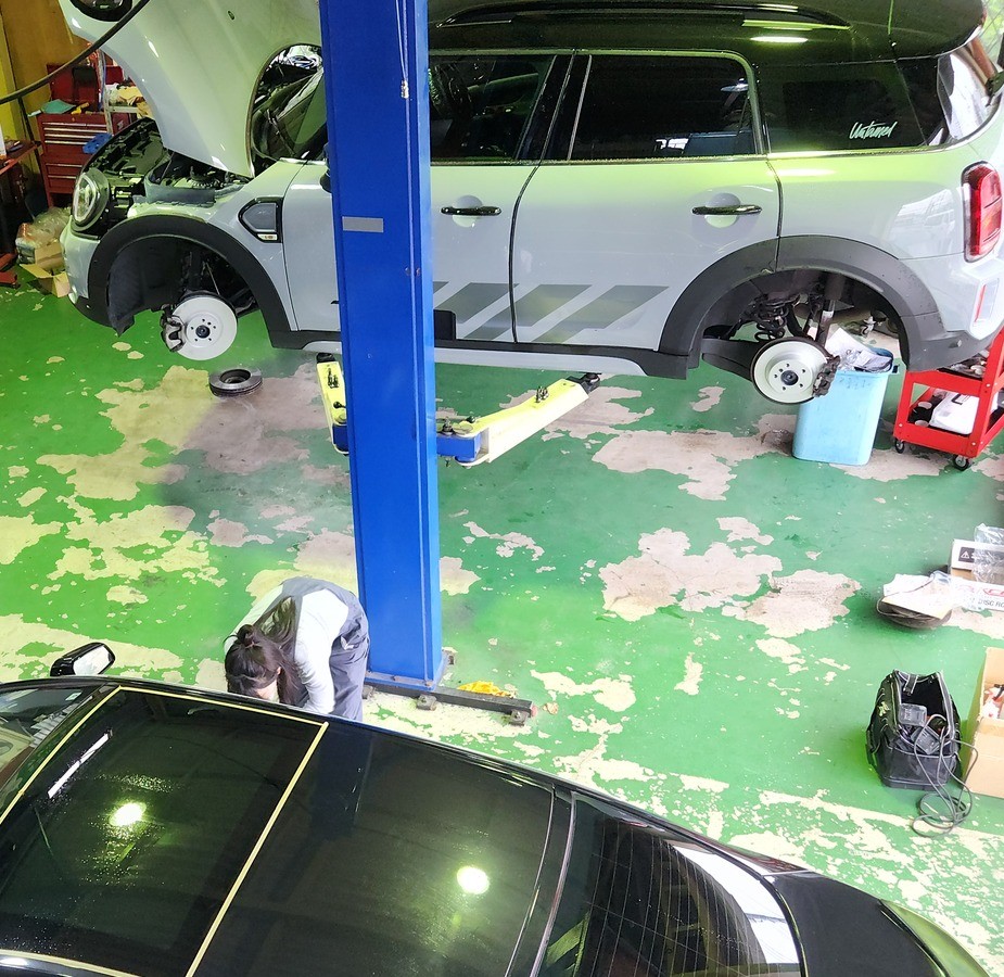 Motoren Master Workshop 店内・作業風景(BMW・MINI整備中)