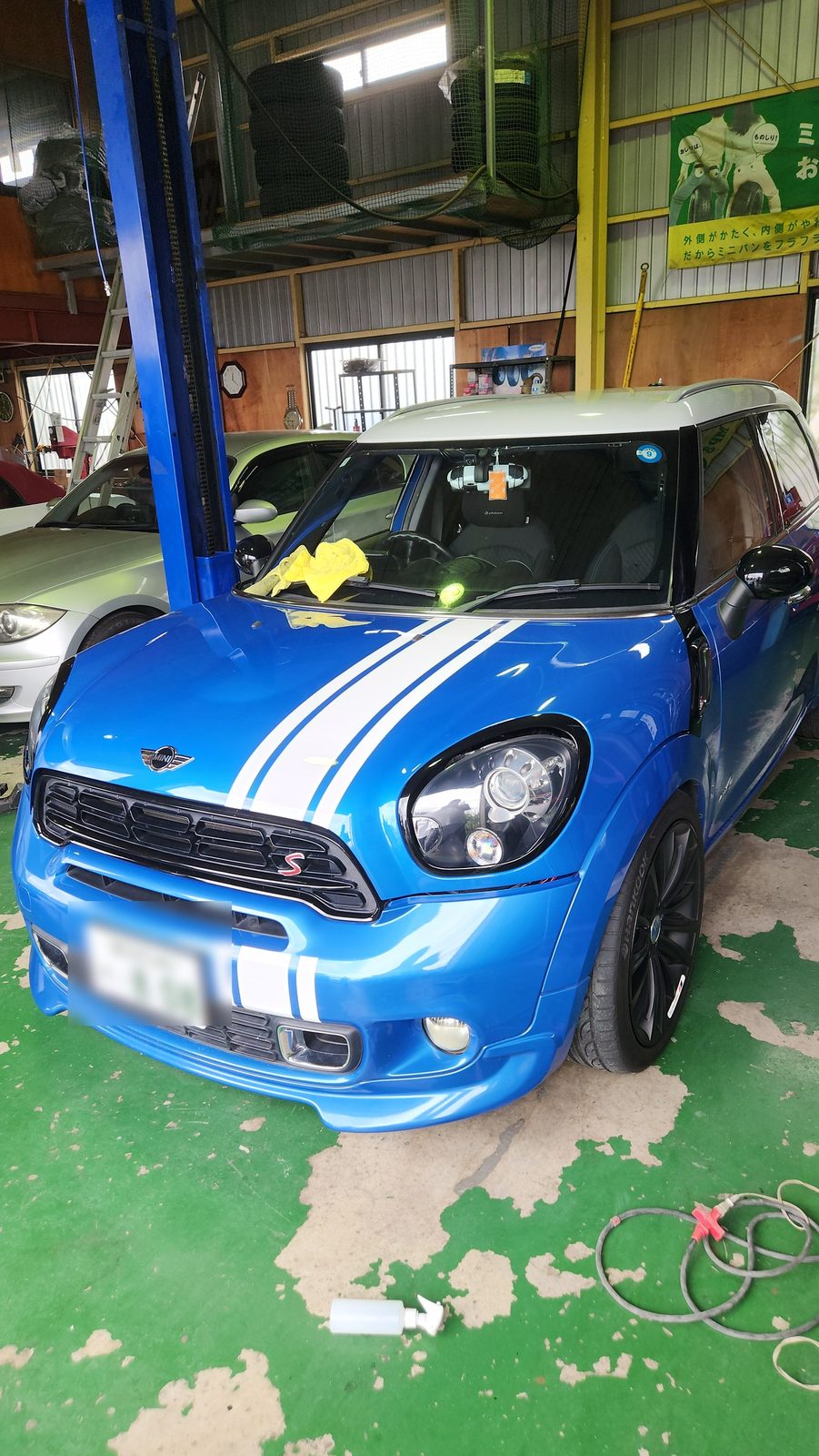ストライプ施工後のMINIクロスオーバー(R60) フロント｜三郷市MMW