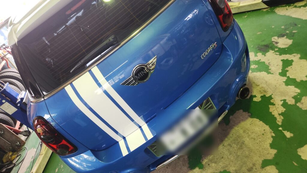 ストライプ施工後のMINIクロスオーバー(R60) リア｜三郷市MMW