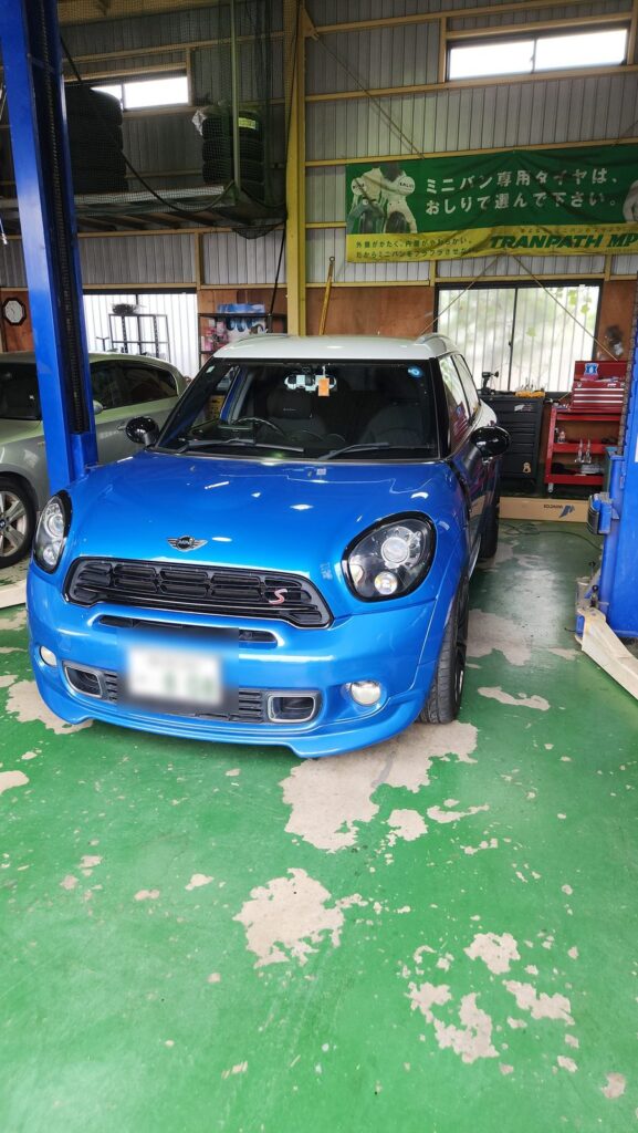 ラッピング施工前のMINIクロスオーバー(R60) フロント｜三郷市MMW